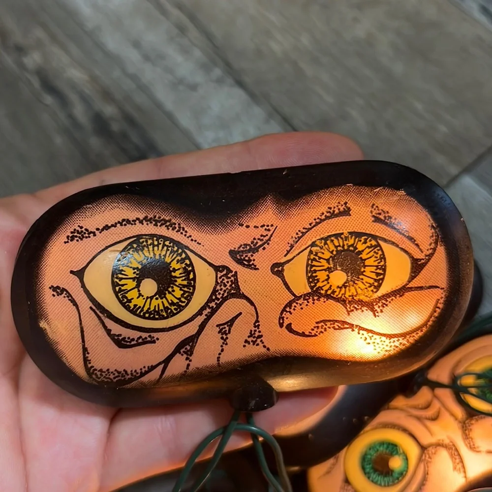 Halloween 🎃 a green eyes 👀 lights 9 glowing vintage retro 4x2” each outdoors